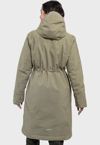 Khaki-langjacke mit Kapuze, taillierter Taille und Seitentaschen. Sie verfügt über einen glatten, wasserabweisenden Stoff und einen reflektierenden Akzent am Saum.