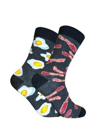 Calcetines de algodón con una base de color gris oscuro. Un calcetín tiene un estampado de huevo frito; el otro presenta tiras de bacon. Bandas negras en el tobillo.