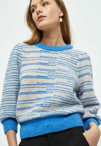 Kootud sviiter, millel on hele beež põhivärv ja sinised triibud, ümmargune kaelus ning ühtlane sinine sooniku äär ja mansetid.