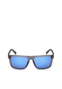 Gafas de sol rectangulares de color negro mate con lentes espejadas azules y varillas texturizadas.