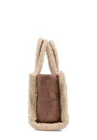 Borsa tote di tessuto marrone con bordo e manici soffici beige, con una superficie texture e tonalità calde, di forma rettangolare compatta.