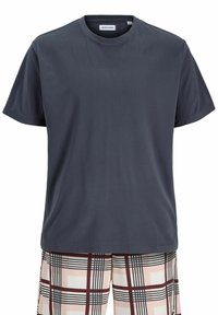 Czarnoszary t-shirt z krótkim rękawem i okrągłym dekoltem, wykonany z gładkiego materiału, w połączeniu z kremowymi i różowymi szortami w kratkę.