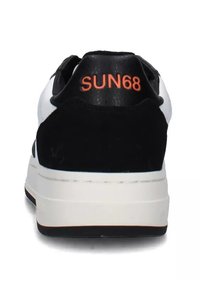 Sneaker bianco e nero con tacco in suede testurizzato, caratterizzato dal logo arancione "SUN68", colletto imbottito e suola spessa bianca.