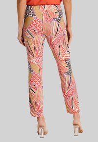 Patroontype broek met een kleurrijk ontwerp dat bladmotieven in roze, paars en zwart bevat. Gemaakt van lichtgewicht stof.