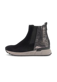 Zwarte suède enkellaarsjes met een metallic textuuraccent op de hak, elastische zijkanten en een gevormde beige loopzool.