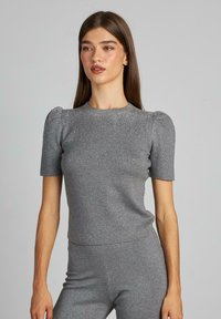 Szary krótki t-shirt z teksturowanym splotem, z bufkami na ramionach i subtelnymi zdobieniami.