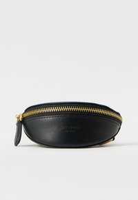 Svart läder kosmetikpåse med gulddragkedja, rund form, präglad logotyp och en liten dragkedja för enkel öppning.