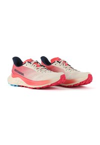 Scarpe da corsa con una tomaia color crema, accenti rosa, pannelli in mesh testurizzati e una suola con motivo. Caratterizzate da un tallone imbottito e lacci.