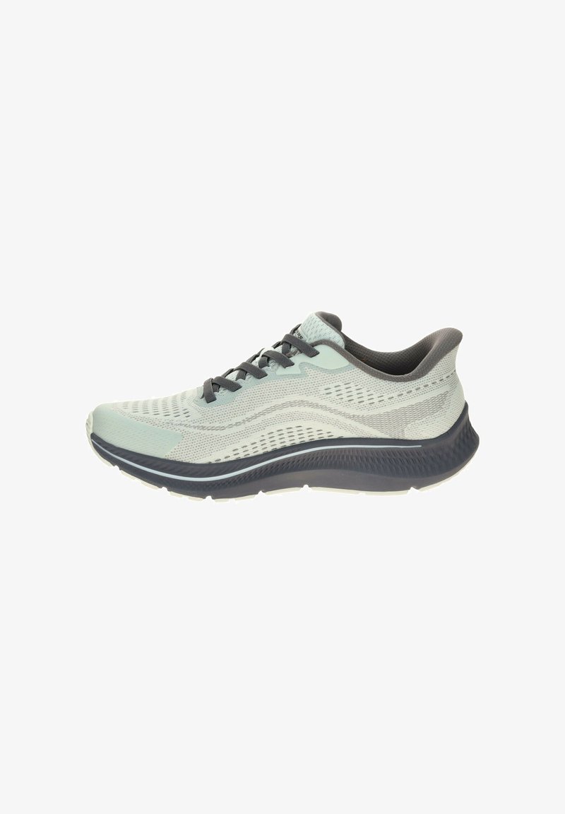 Chaussure de sport gris clair avec lacets noirs, dessus en mesh respirant, semelle coussinée et intermédiaire texturé foncé, vue de côté.