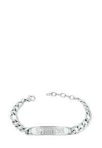 Pulsera de cadena de metal plateado con una placa rectangular grabada con la palabra "ESCORPIONES", que muestra un acabado pulido y cierre de clasp.