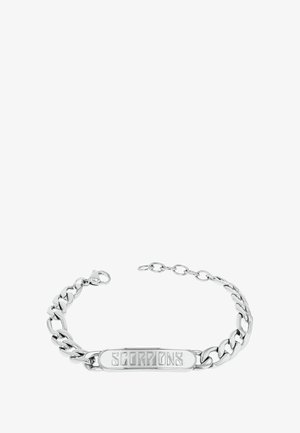 Pulsera de cadena de metal plateado con una placa rectangular grabada con la palabra "ESCORPIONES", que muestra un acabado pulido y cierre de clasp.