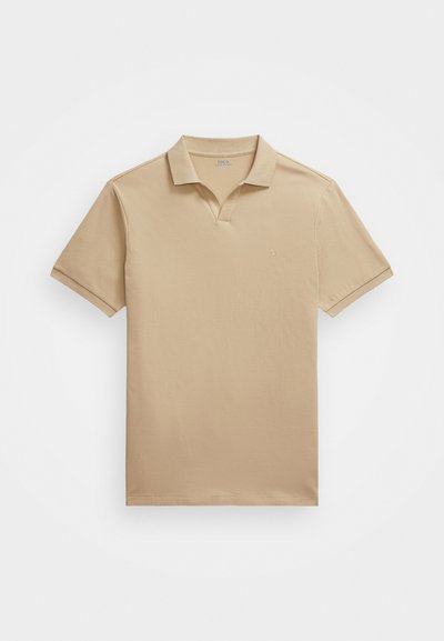 Beige πόλο μπλούζα από λείο βαμβακερό ύφασμα, με γιακά, κοντά μανίκια και μικρό κεντητό λογότυπο στο αριστερό στήθος.