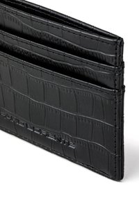 Czarny skórzany portfel na karty z wzorem krokodyla, wyposażony w liczne kieszonki na karty oraz wytłoczone logo. Gładka faktura i elegancki design.