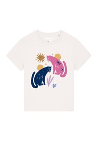 Witte katoenen t-shirt met abstracte illustraties van een roze en marineblauwe kat, zon en plantmotieven in verschillende kleuren.