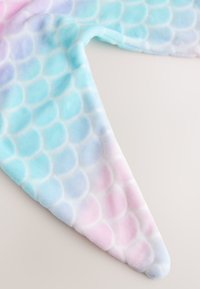 Odeja z ribjim repom sirene iz mehke, puhasto tkanine, ki prikazuje prelivanje modrih in rožnatih luskin ter gladko, teksturirano površino.