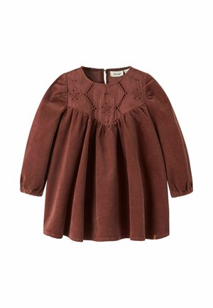 Robe marron à manches longues pour tout-petit avec empiècement floral brodé, taille froncée, poignets élastiques et fermeture par boutons au dos.
