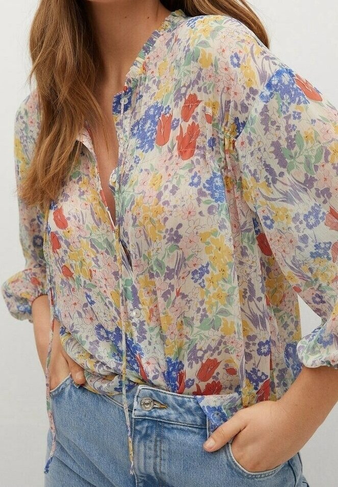 Bluse mit Blumenmuster aus leichtem, transparentem Stoff in verschiedenen Farben, darunter Rot, Blau und Gelb. Sie hat eine Knopfleiste und einen lockeren Schnitt.