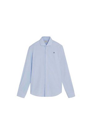 Camisa azul claro de manga larga con cuello y pequeño logo negro de calavera en el pecho izquierdo.