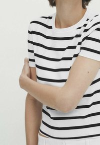 Zwart-witte gestreepte top met korte mouwen, gemaakt van lichtgewicht stof, met een aangesloten pasvorm en geribbelde halslijn.
