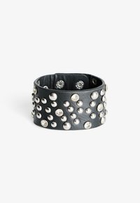 Crni kožni narukvica s čavlima i prozirnim rhinestones raspoređenim u raspršenom uzorku. Glatka tekstura, podesiv kroj.