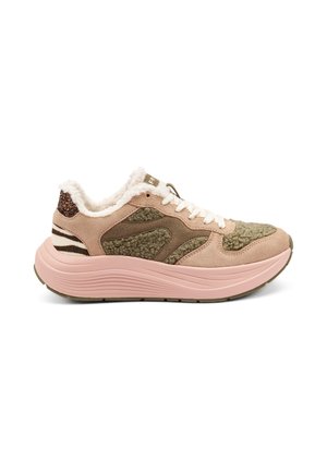Sneakers roses et vert olive avec une tige texturée, un col de cheville moelleux et une semelle intermédiaire épaisse rose. Présentent des lacets blancs et des accents rayés.