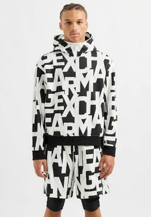 Set di felpa con cappuccio e pantaloni corti in bianco e nero, caratterizzato da grandi lettere in grassetto. Realizzato in tessuto morbido con una vestibilità ampia e polsini a coste.