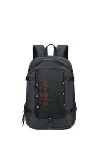 Zaino nero e grigio con tessuto testurizzato, spallacci regolabili, cordino frontale e marchio arancione. Presenta due tasche laterali.