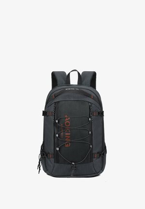 Sac à dos noir et gris avec tissu texturé, bretelles réglables, cordon élastique à l'avant et marquage orange. Comprend deux poches latérales.