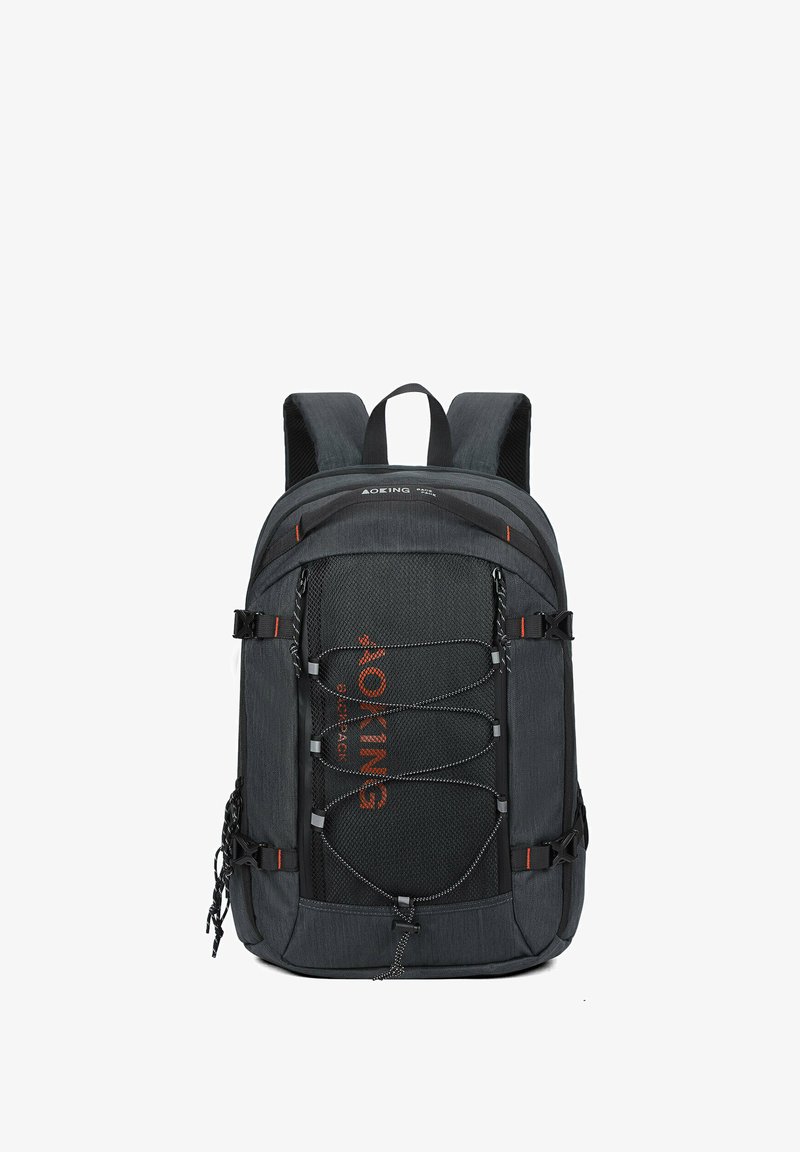 Zaino nero e grigio con tessuto testurizzato, spallacci regolabili, cordino frontale e marchio arancione. Presenta due tasche laterali.