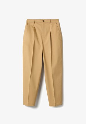 Beige High-Waist-Hosen mit Falten, vorderem Knopf- und Reißverschluss, seitlichen Taschen und tapered Beinen auf weißem Hintergrund.