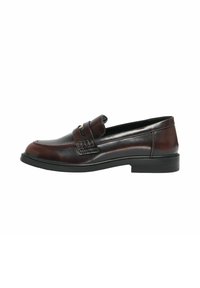 Mocassino in pelle marrone con punta arrotondata, fascia decorativa e dettagli di cucitura. Suola piatta in gomma per stabilità e comfort.