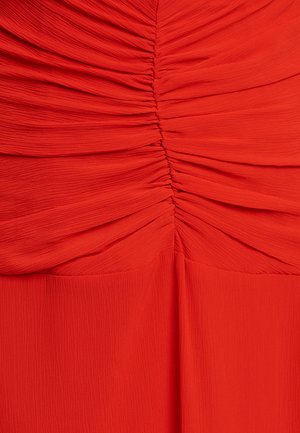 Rotes Kleid mit gerafftem Stoff, einer strukturierten Oberfläche und einem gefältelten Design. Enthält ein zentrales Raffungselement.