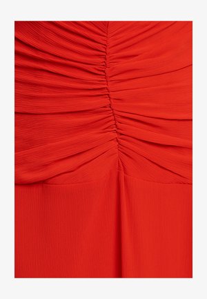 Rotes Kleid mit gerafftem Stoff, einer strukturierten Oberfläche und einem gefältelten Design. Enthält ein zentrales Raffungselement.