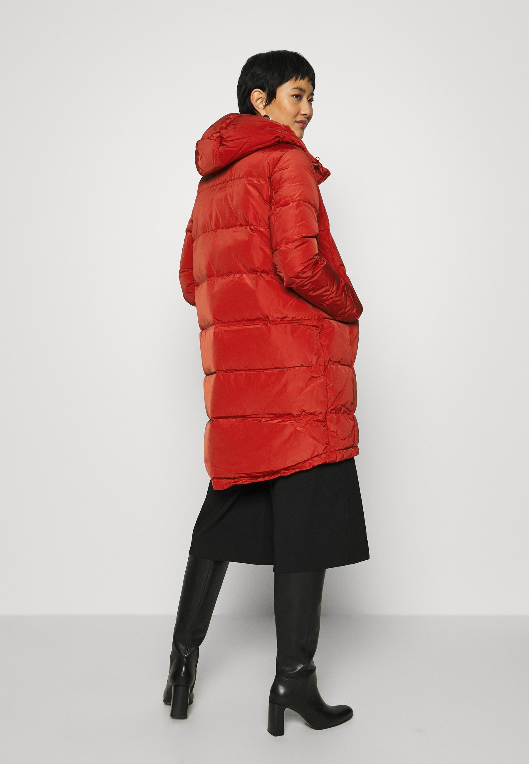 abrigo plumas rojo