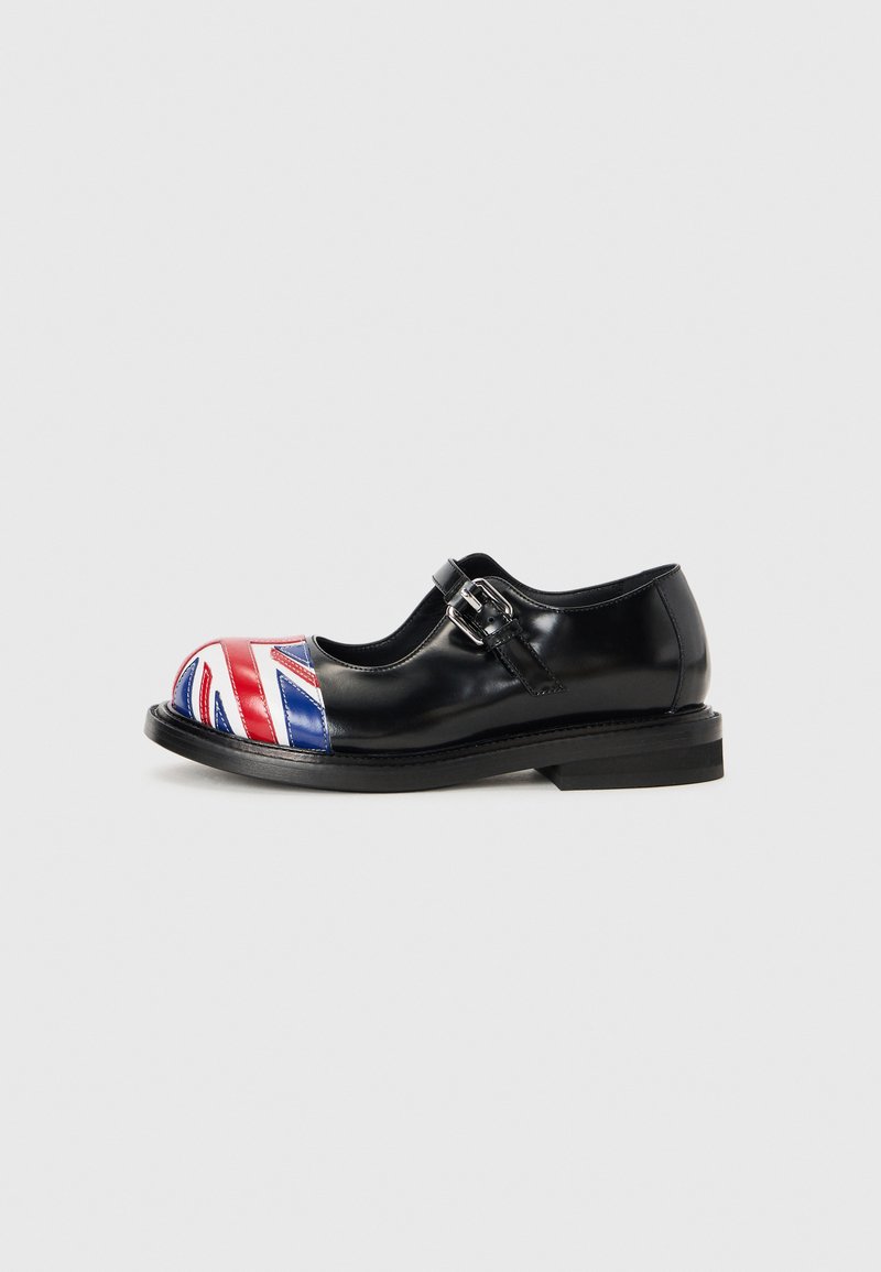 Must musta kingad ümmarguse varbaga, millel on ees Union Jack'i disain, reguleeritav pandla ja lame tall.