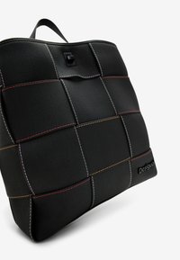 Černá textilní taška s mřížkovaným vzorem, s barevným prošíváním v červené, bílé, oranžové a fialové barvě a obdélníkovým tvarem.