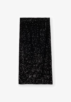 Bufanda de tela negra con adornos texturizados y acentos plateados brillantes, de forma rectangular y con una superficie suave y esponjosa.