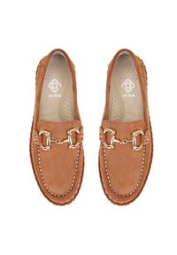 Braune Wildleder-Loafer mit runder Zehenpartie, die mit goldfarbenen Hardware-Akzenten und weißen Nähten entlang der Ränder versehen sind. Glatte Innenauskleidung.