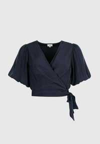 Blouse courte croisée bleu marine avec un décolleté en V plongeant, des manches courtes bouffantes et un détail de nouage sur le côté.