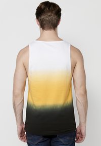 Meeste ilma varrukateta T-särk, millel on valgest kollase ja tumeroheline gradient. Valmistatud pehmest kangast, millel on sile tekstuur.