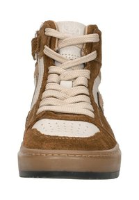 Bruine suède hoge sneakers met witte leren accenten, platte beige veters, geperforeerde teendoos en een rubberen zool.