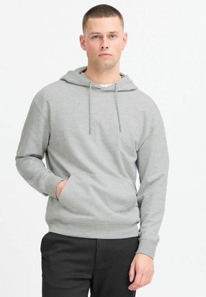 Grå bomulds hoodie med snoretræk i hætten, frontlomme og ribbede manchetter. Designet har en afslappet pasform og glat tekstur.