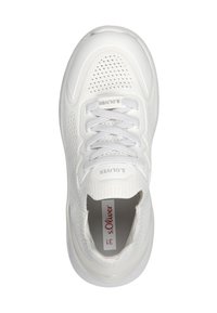 Baskets athlétiques blanches avec un dessus en tricot texturé, un design perforé pour la respirabilité, des lacets plats blancs et une semelle intérieure avec logo.