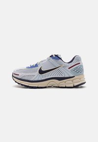 Nike Sportswear - ZOOM VOMERO 5 - Sneakers - blue tint/purple ink/coconut milk/polar/team red/white Miniaturebillede 1