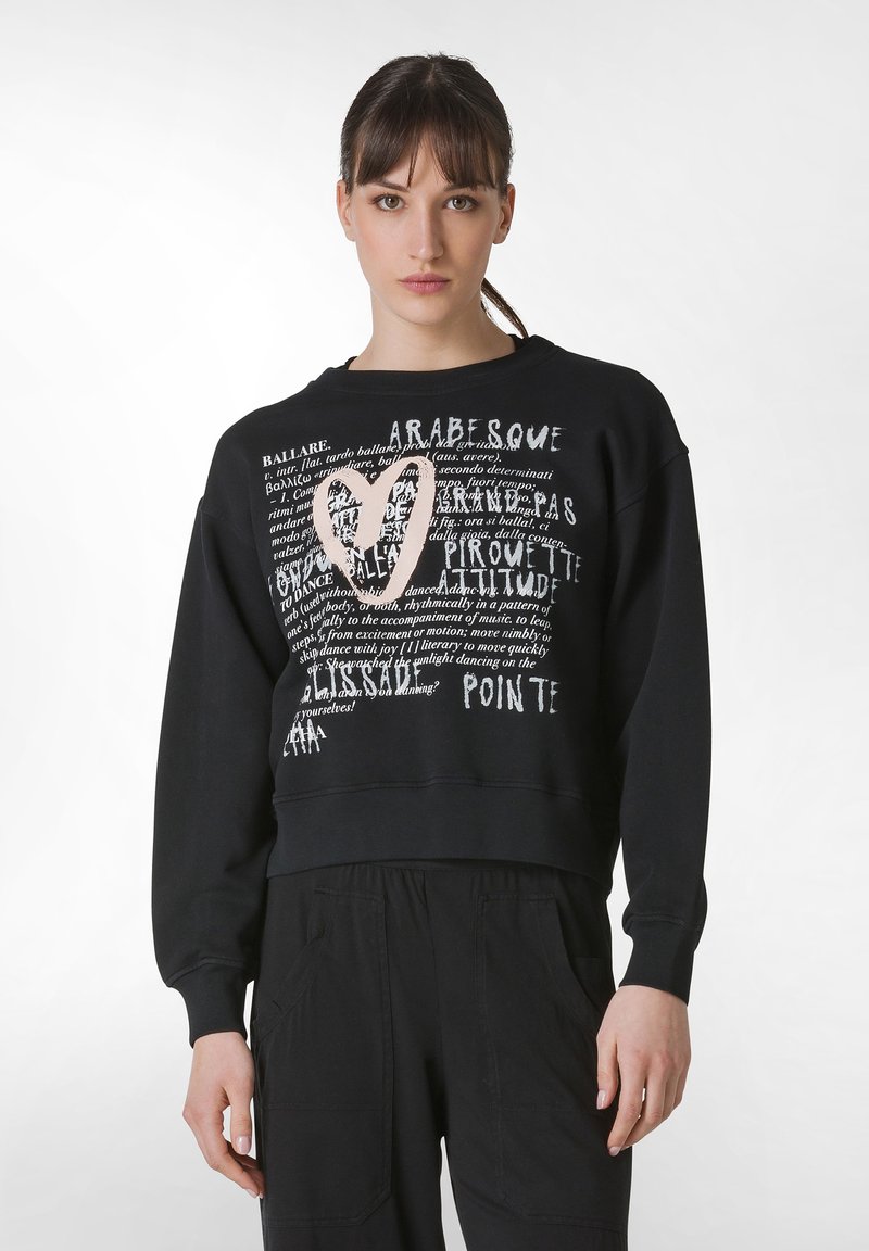 Svart kort sweatshirt med vit text och ett hjärtgrafik i beige nyanser. Har vida ärmar och en rundad halsringning.