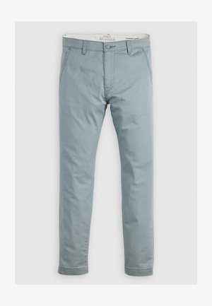 Pantalones chino de color azul claro fabricados en algodón, con un diseño clásico que incluye un frente plano, cierre de botón y pasadores para cinturón. Textura suave.