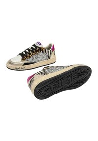 Sneakers con tomaia in pelle bianca, pannello con stampa leopardata, dettagli in glitter argento, tacco rosa, lacci neri e suola in gomma con motivo.
