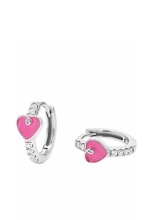 Orecchini a cerchio in argento con ciondoli a forma di cuore rosa e piccoli cristalli trasparenti lungo la fascia, su sfondo bianco.