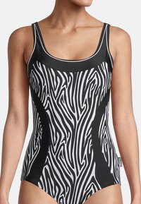 Zwart-wit zebraprint badpak met een vierkante halslijn, dikke schouderbanden en contrasterende zwarte zijpanelen. Gladde textuur, aangesloten ontwerp.