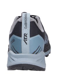 Trail-Schuh mit einem schwarzen Mesh-Obermaterial, strukturierten akzentuierten hellblauen Details und einer strapazierfähigen grauen Sohle. Verfügt über einen grauen Ferseneinsatz mit Logodetail.